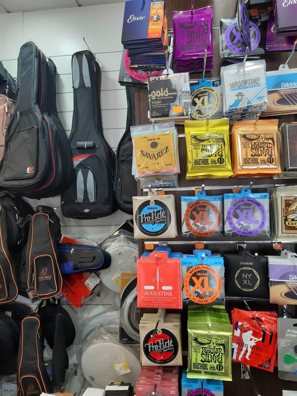 Cuerdas, púas y fundas para instrumentos en la tienda Ilproson de Nigrán