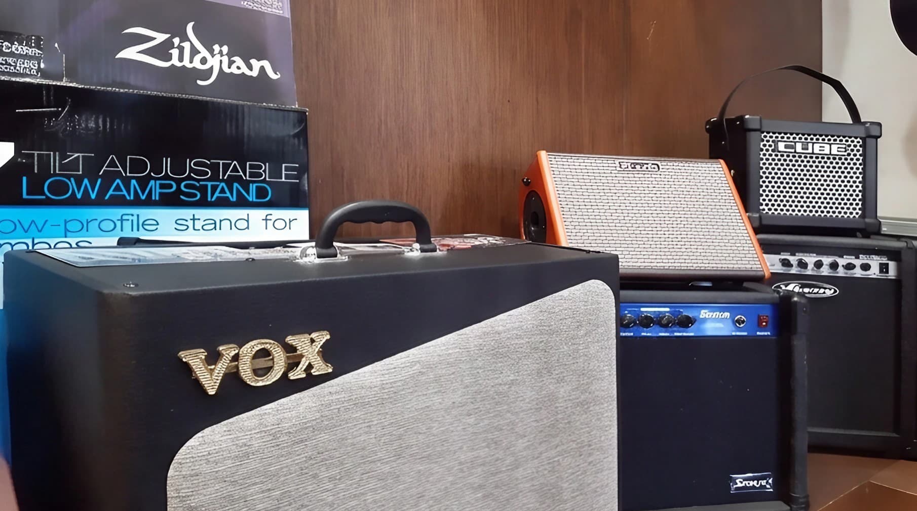 Guitarra acústica y teclado en un rincón de una tienda de música en Nigrán