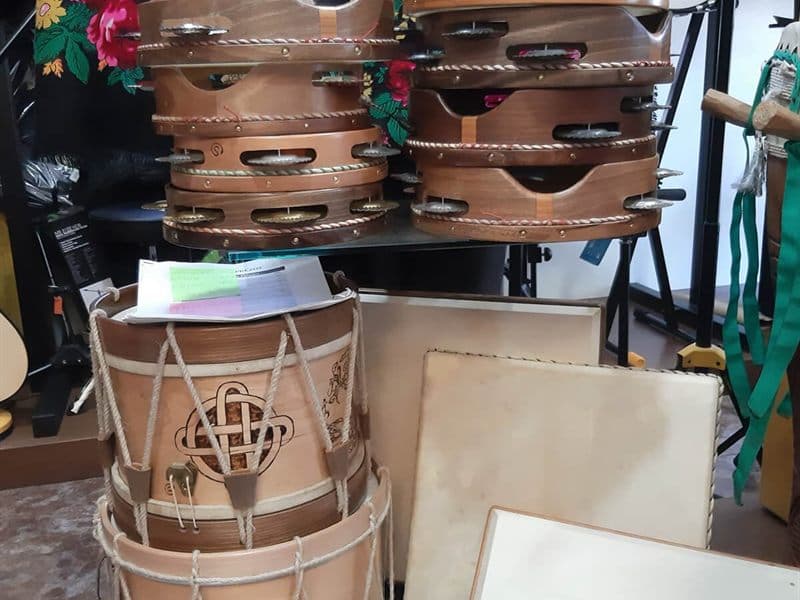 Panderetas y bombos tradicionales gallegos a la venta en Nigrán