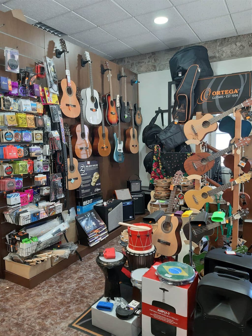 Guitarras, ukeleles y amplificadores de primeras marcas en la tienda Ilproson de Nigrán