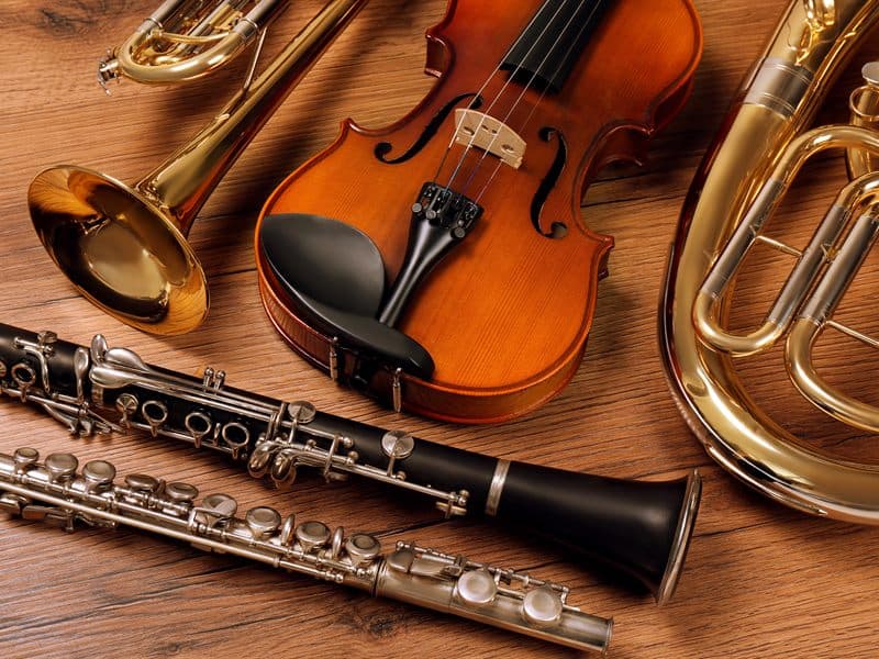Violín, clarinete, flauta y trompeta a la venta en la tienda de instrumentos de Nigrán