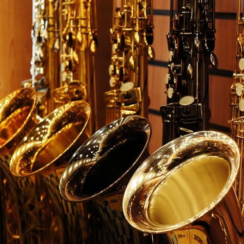 Saxofones expuestos en la tienda de instrumentos Ilproson en Nigrán