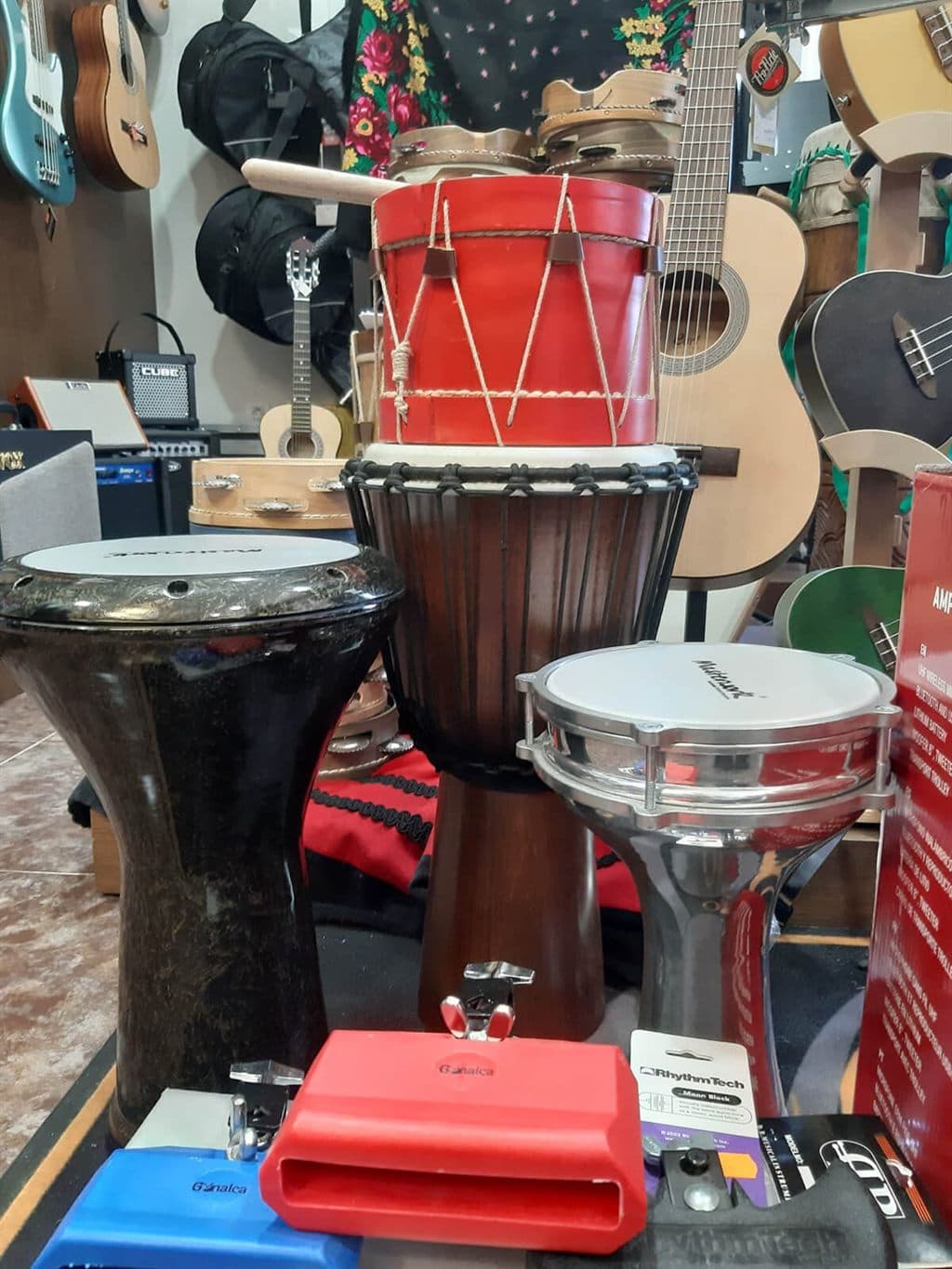 Percusión, guitarras y amplificadores en la tienda de música Ilproson de Nigrán