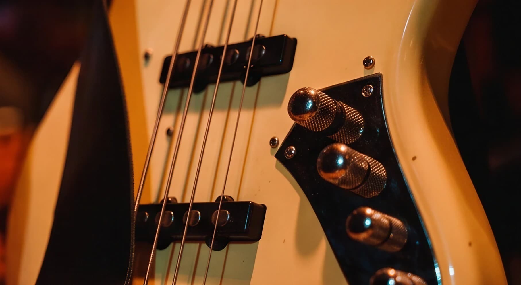 Escaparate de una tienda de instrumentos musicales con guitarras y teclados